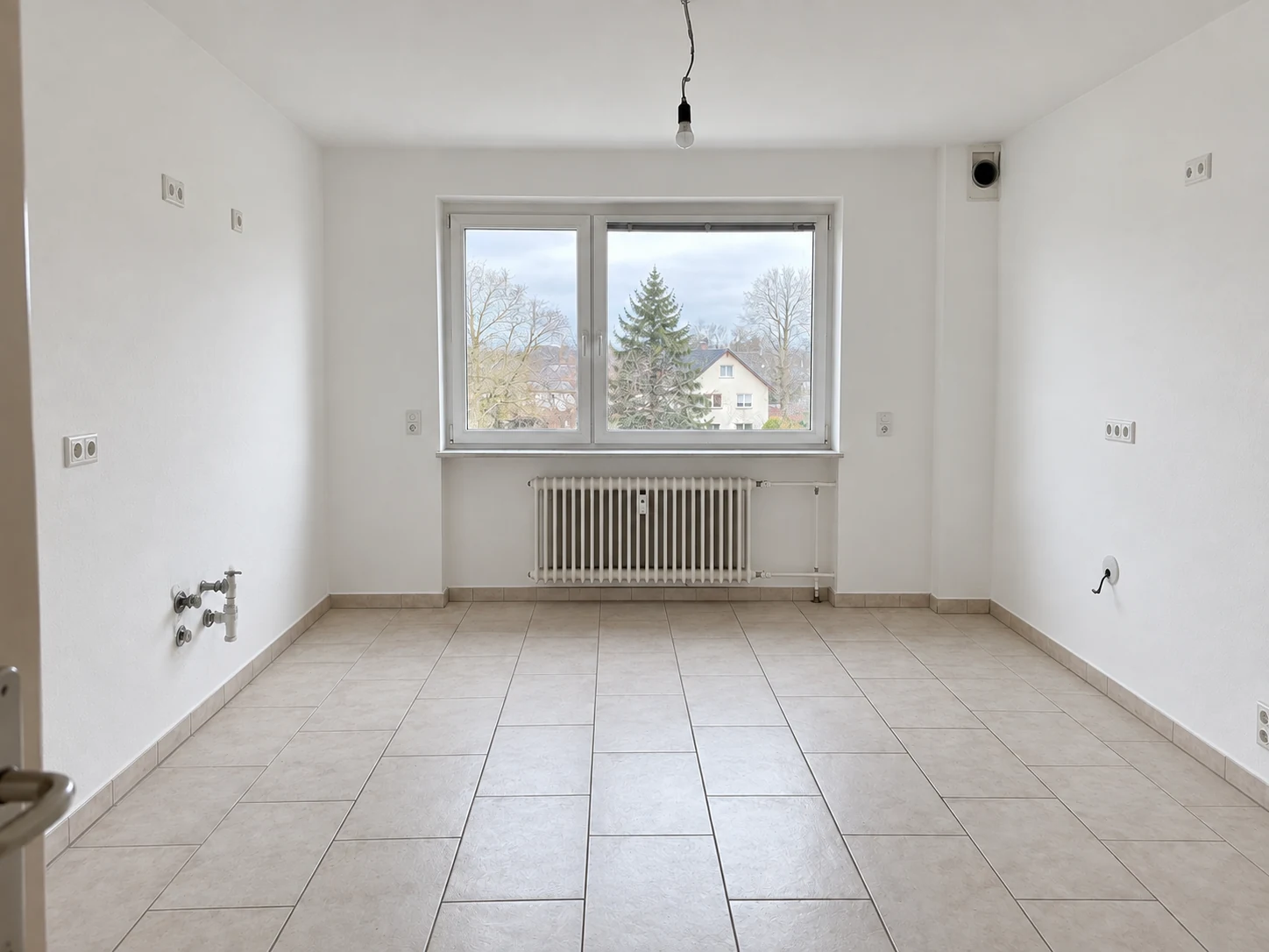 Küchenraum nach den professionellen Spachtel- und Malerarbeiten